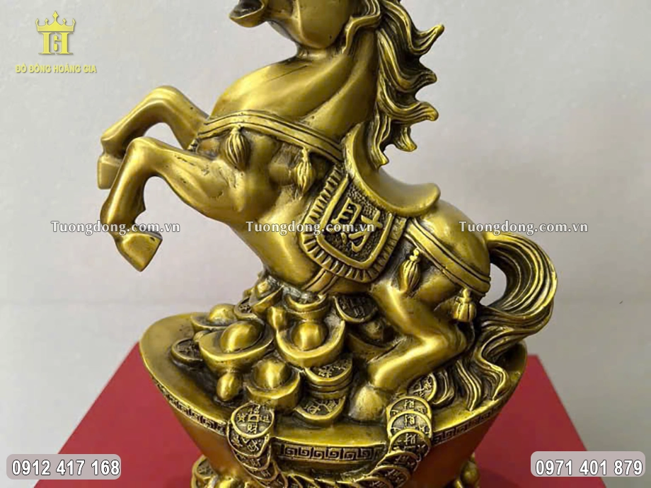 Thân ngựa chạm khắc chữ Tài theo tiếng Hán